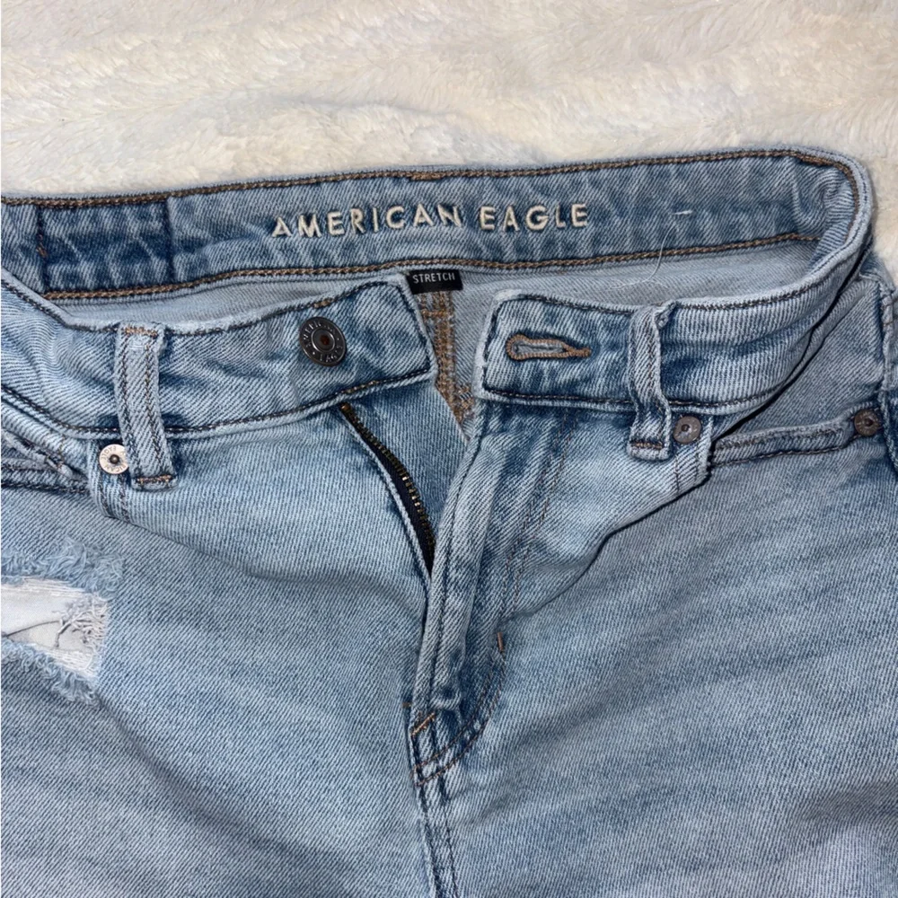 American Eagle Outfitters Mom Jean Size 0 Short Distressed Light Wash Denim